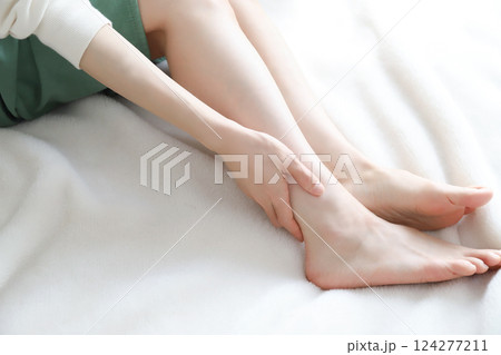 女性の足　フットケアイメージ 124277211