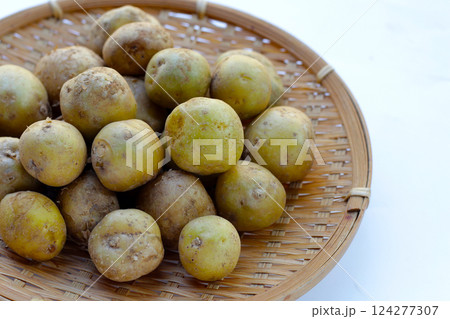 Raw fresh organic potatoes, Tiny potatoes 124277307
