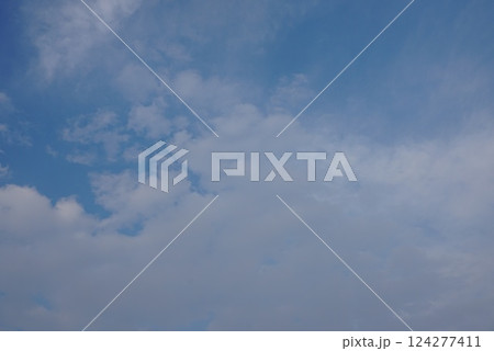 春の青空と白い雲 124277411