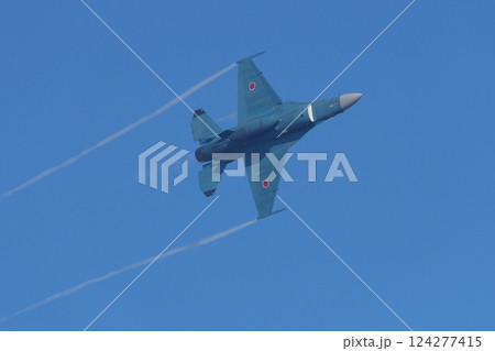 航空祭で機動飛行を行う航空自衛隊 飛行開発実験団のF-2 124277415