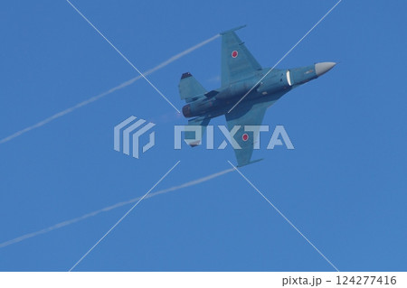 航空祭で機動飛行を行う航空自衛隊 飛行開発実験団のF-2 124277416