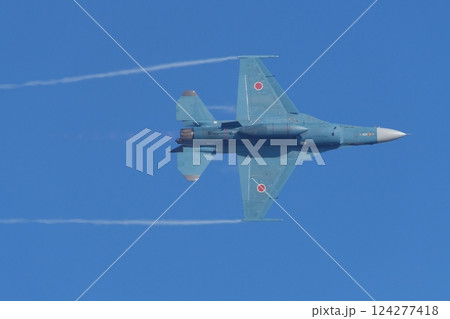 航空祭で機動飛行を行う航空自衛隊 飛行開発実験団のF-2 航空祭で機動飛行を行う航空自衛隊 飛行開発実験団のF-2 124277418