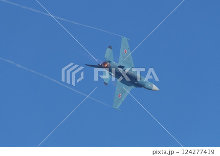 航空祭で機動飛行を行う航空自衛隊 飛行開発実験団のF-2 航空祭で機動飛行を行う航空自衛隊 飛行開発実験団のF-2 124277419