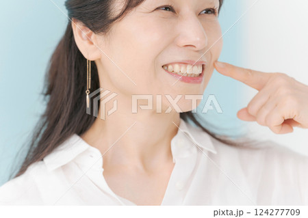 歯を指差す女性 124277709