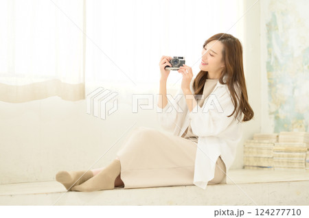 クラシックカメラを手に持つ女性 124277710