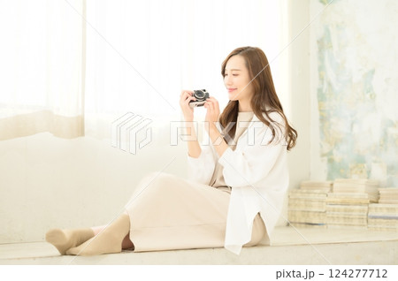 クラシックカメラを手に持つ女性 124277712