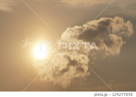 太陽に照らされた雲 太陽に照らされた雲 124277858