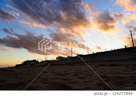 夕焼けに染まる雲 124277884