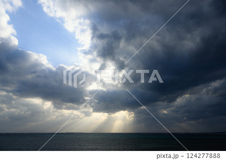 雲から海へ差し込む光 124277888