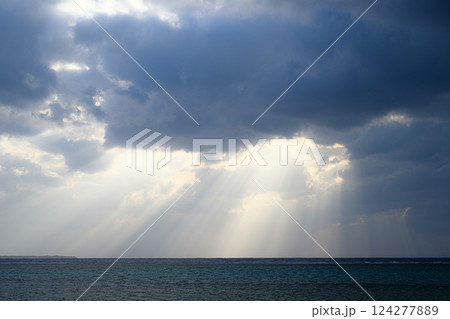 雲から海へ差し込む光 124277889