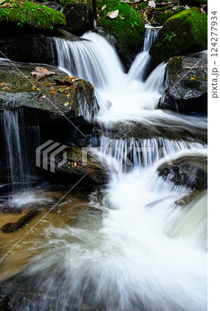 美しい清流　滝川渓谷 124277934