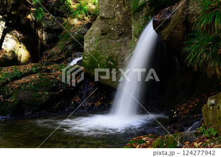 美しい滝と苔むした岩　滝川渓谷　おぼろ滝 124277942