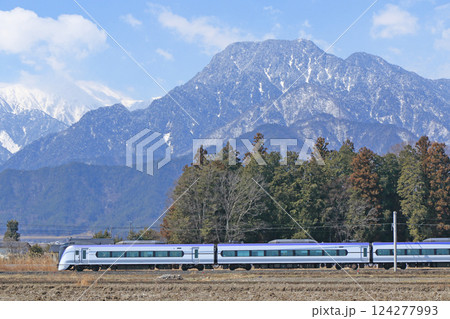 大糸線　早春の安曇野を行く特急あずさ 124277993