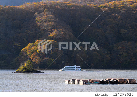 紅葉した森と湖を走る遊覧船　桧原湖 124278020