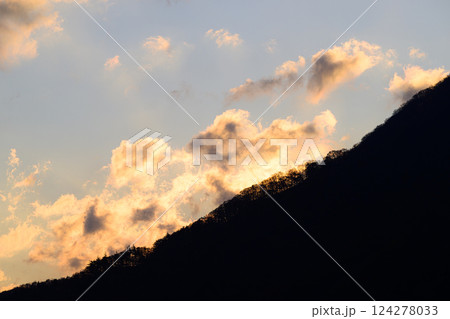 朝焼けに染まる空と山のシルエット 朝焼けに染まる空と山のシルエット 124278033