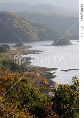 紅葉した森と穏やかな湖　秋元湖 124278042