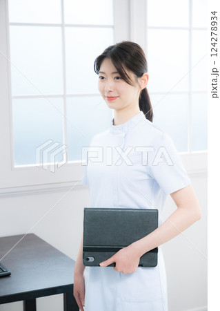 カルテを持った看護師の笑顔の縦写真 124278934