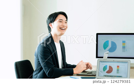 グループディスカッションするIT系エンジニア グループディスカッションするIT系エンジニア 124279381