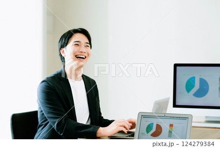 グループディスカッションするIT系エンジニア 124279384