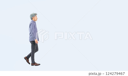 横向きに歩くシニア男性の全身写真 横向きに歩くシニア男性の全身写真 124279467