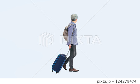 スーツケースを引いて歩くシニア男性の全身写真 スーツケースを引いて歩くシニア男性の全身写真 124279474