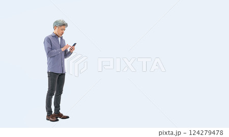 スマホを使うシニア男性の全身写真 124279478