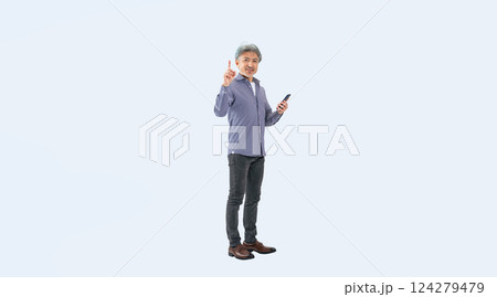 スマホを持っておすすめするシニア男性の全身写真 124279479