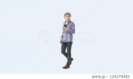スマホを持って歩くシニア男性の全身写真 スマホを持って歩くシニア男性の全身写真 124279482