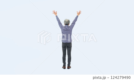 バンザイするシニア男性の後ろ姿の全身写真 バンザイするシニア男性の後ろ姿の全身写真 124279490