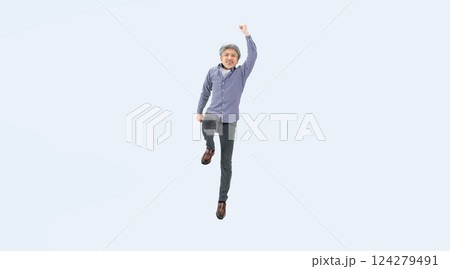 元気にジャンプするシニア男性の全身写真 124279491