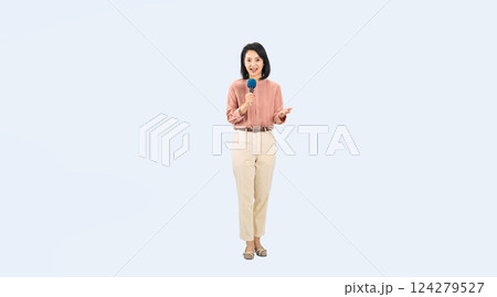 マイクを持って話すミドルエイジ女性の全身写真 124279527