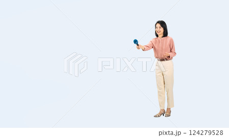 マイクを持ってインタビューするミドルエイジ女性の全身写真 マイクを持ってインタビューするミドルエイジ女性の全身写真 124279528