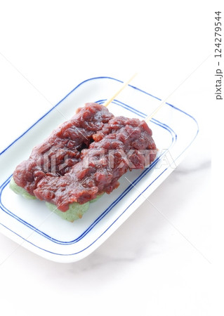 蓬を使った草餅で作った緑色のおだんごに、こしあんをたっぷり載せた、よもぎ団子 124279544