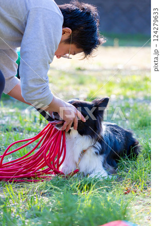 広場で飼い主と遊ぶボーダーコリー 124279633