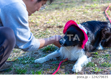 広場で飼い主と遊ぶボーダーコリー 124279635