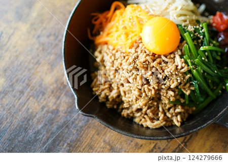 豚ミンチのビビンバとそぼろ豆腐 124279666