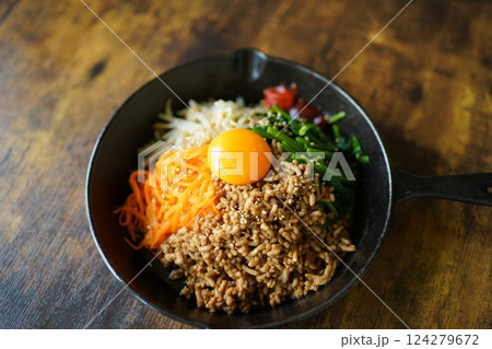豚ミンチのビビンバとそぼろ豆腐 豚ミンチのビビンバとそぼろ豆腐 124279672