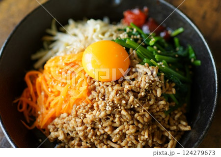 豚ミンチのビビンバとそぼろ豆腐 124279673