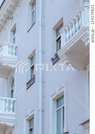 The angle of the facade of the old building that The angle of the facade of the old building that 124279821