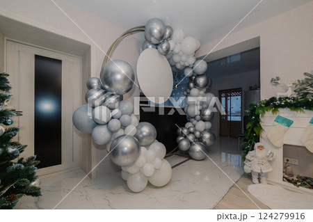 A round photo zone is made of white and silver 124279916