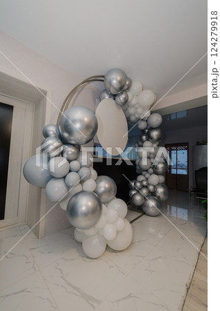 A round photo zone is made of white and silver 124279918