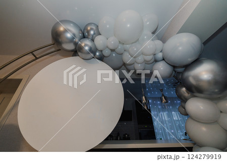 A round photo zone is made of white and silver 124279919