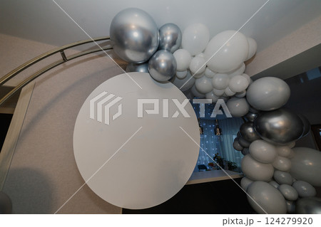 A round photo zone is made of white and silver 124279920