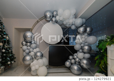 A round photo zone is made of white and silver 124279921