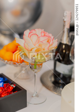Beautiful bouquet of roses in a glass of cocktail Beautiful bouquet of roses in a glass of cocktail 124279951