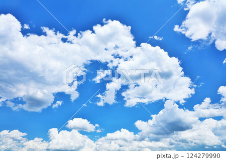 夏の青空と雲 124279990