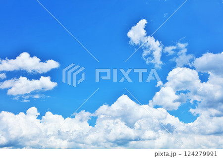 夏の青空と雲 124279991