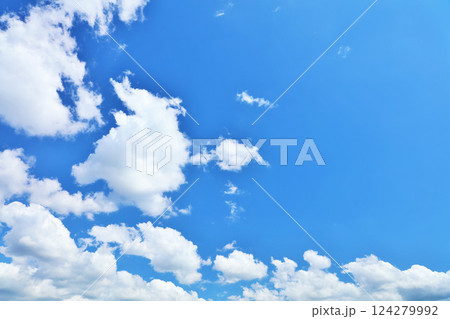 夏の青空と雲 124279992