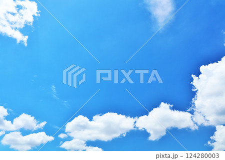 夏の青空と雲 124280003