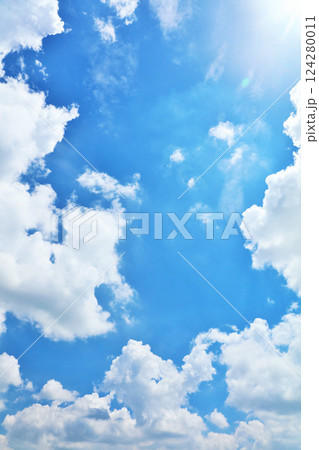 夏の青空と雲 124280011